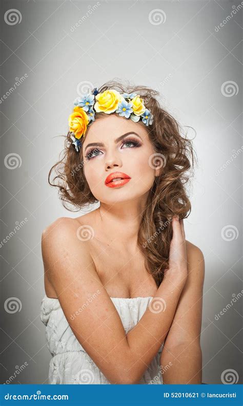 Ritratto Di Bella Ragazza In Studio Con Le Rose Gialle Nei Suoi Capelli E Spalle Nude Giovane