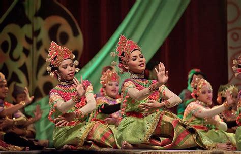 Makyong1 Малайцы — Википедия Cultural Dance Traditional Dance Culture