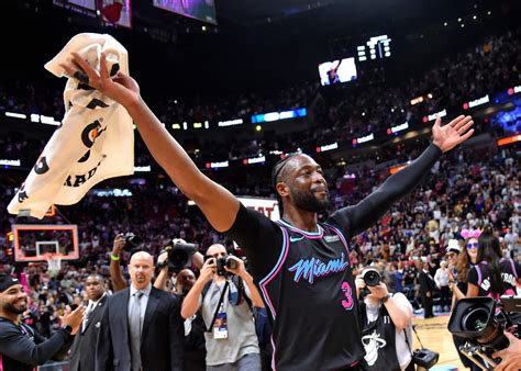 Em Dose Dupla Veterano Dwyane Wade Domina Lista De Melhores Lances De