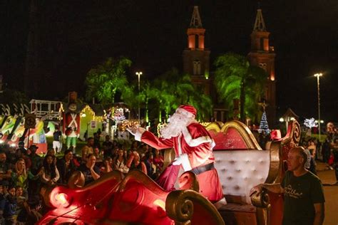 Desfile de Natal reúne centenas de famílias em Machadinho veja as