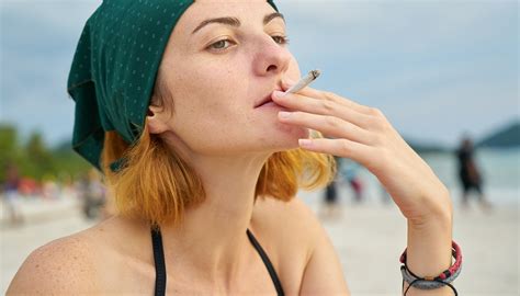 Vigo Pregunta Hoy A Sus Ciudadanos Si Se Debe Prohibir Fumar En Las Playas