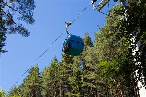 Vista inferior del teleférico moderno del teleférico y atracción