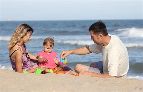 Madre Padre Y Familia Hisp Nica De Los Ni Os En La Playa Imagen De