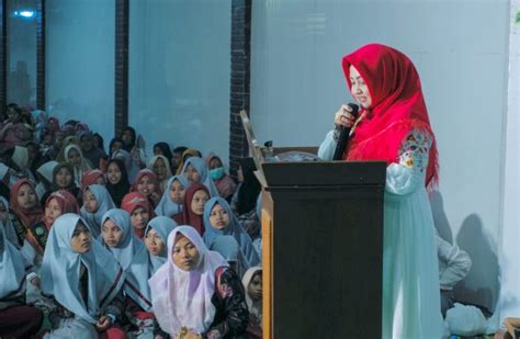 Ning Diah Pengasuh Pondok Pesantren Perempuan Di Madura