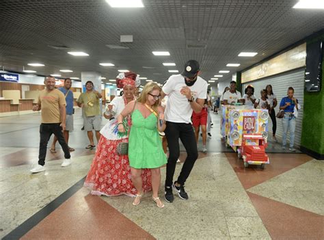 Turistas Poloneses Desembarcam Em Salvador Para Curtir O Carnaval