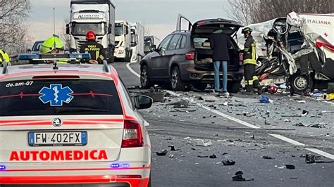 Tre Persone Morte E Due Feriti In Un Maxi Tamponamento Sulla Cimpello