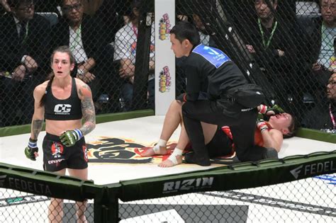 写真：【rizin】rena号泣 大逆転のヒザ十字で一本負け試合後はノーコメントで病院直行 東スポweb