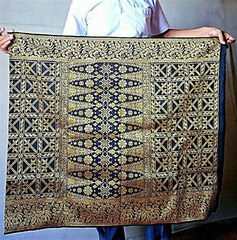 Lakaran Gambar Keris Hitam Putih Cynthia Rose