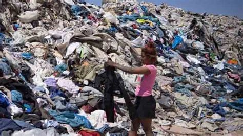 Desierto De Atacama Con Monta As De Basura Textil Yo Crec Con La Ropa