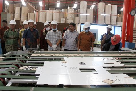 Melihat Produksi Perdana Kotak Dan Bilik Suara Pemilu Foto