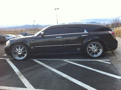 2006 Black Dodge Magnum. Hemi AWD 22" wheels.