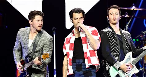 Jonas Brothers Announce Five Night Broadway Residency While Perform