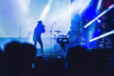 Silueta De Una Gran Multitud En Concierto Contra Un Escenario