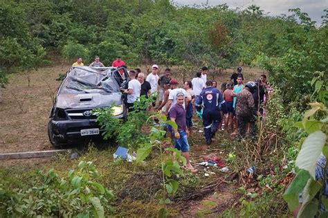 Hilux capota oito pessoas da mesma família no Norte do Piauí