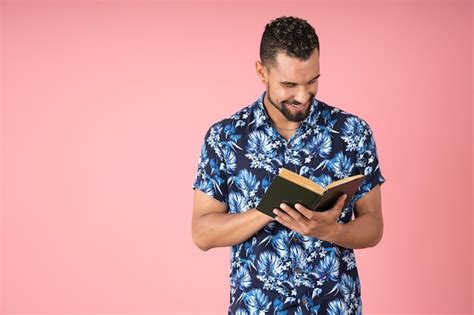 Hombre Sonriente Leyendo Un Libro Antiguo Foto Premium