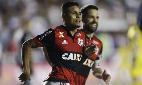 Flamengo vence o Vasco em São Januário e dorme na vice liderança do