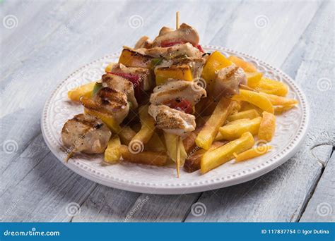 Carne Asada A La Parilla Del Pollo En El Pincho Foto De Archivo