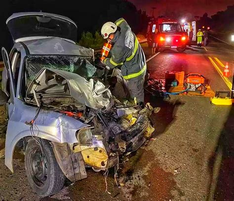 Acidente Envolvendo Carro De Passeio E Caminh O Mata Jovem De Anos