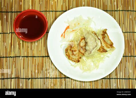 Gyoza frito crujiente o buñuelos japoneses rellenos de puré de cerdo