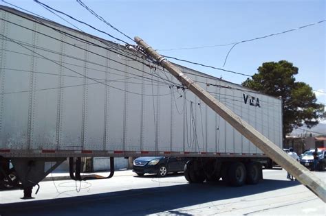 Trailer Tumba Poste Y Deja Casas Sin Luz En La Cuesta