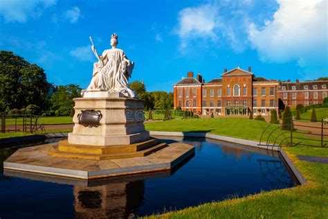 Estatua De La Reina Victoria Delante Del Palacio De Kensington En