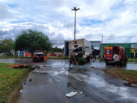 Batida entre caminhão e carreta causa vazamento de tinta e solventes em