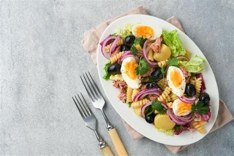 Salada De Atum Macarr O Ovos Batatas Azeitonas Cebola Roxa E Molho