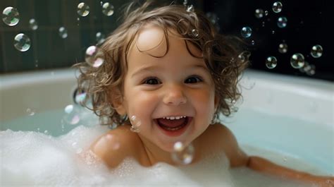 Un Ni O Sonriente Se Ba A En Una Ba Era Con Espuma Y Burbujas Hora