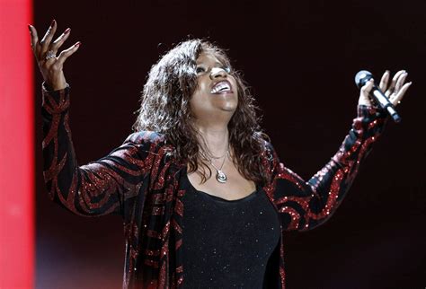 1949 Nace Gloria Gaynor cantante de música disco y soul de fama