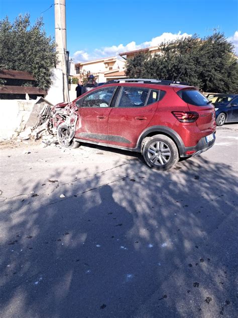 Marsala Incidente A Ponte Fiumarella Auto Finisce Contro Un Muro