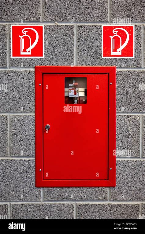 Fire Protection System With Smoke Extraction And Fire Extinguishers