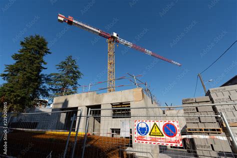 Foto De Site De Construction Avec Grue Panneau Danger Chantier