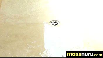 Masseuse japonaise offre un massage à service complet XVIDEOS