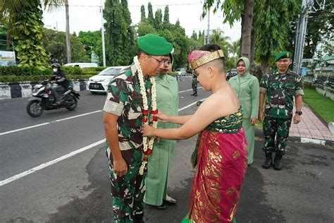 Sambut Pejabat Baru Danrem Korem 163 WSA Gelar Tradisi Tepung Tawar