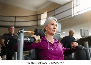 Mature forte poitrine résultats mille dimages libres de droits de photos de stock et d