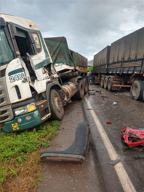 Acidente 4 carretas deixa tráfego lento na BR 163