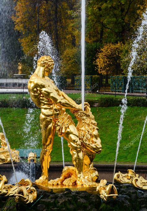 San Petersburgo Rusia De Octubre De Estatua De Dios De Oro