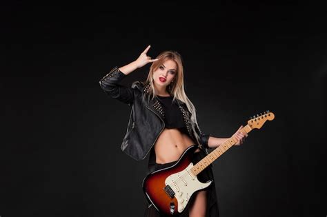 Belle Femme Jouant De La Guitare Photo Gratuite