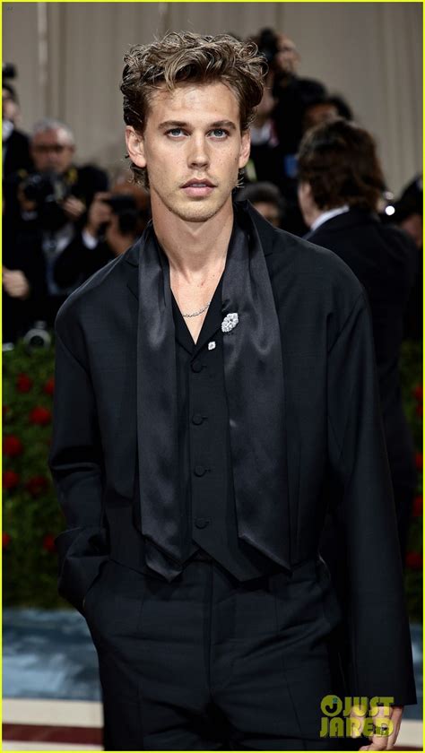 Photo Kaia Gerber Austin Butler Red Carpet Debut Met Gala