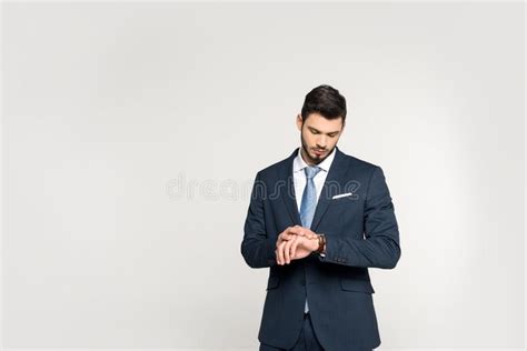 Hombre De Negocios Joven De Moda Que Comprueba El Reloj Imagen De