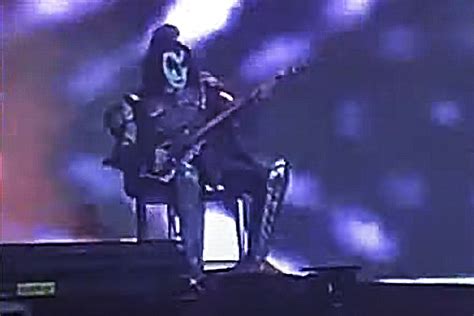 V Deo Gene Simmons Baixista Do Kiss Passa Mal Durante Show Em Manaus