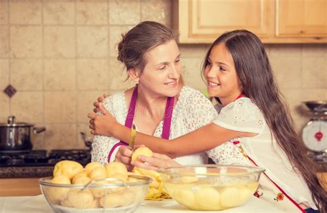 Madre Feliz Sonriente E Hija Que Cocinan La Cena Preparando La Comida