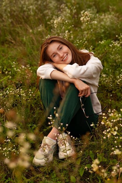 Tiro completo mulher sorridente posando ao ar livre Foto Grátis