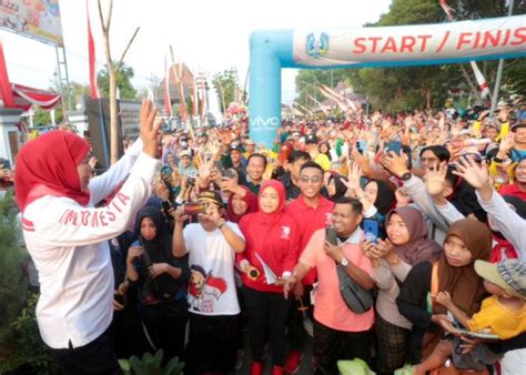 Ribuan Warga Meriahkan Jalan Sehat Hari Jadi Ke 78 Provinsi Jatim Di