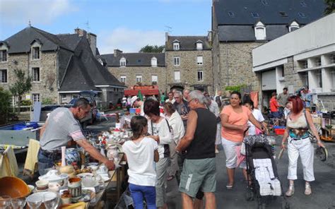 Rue De L Abbaye Exposants Au Deuxi Me Vide Greniers Le T L Gramme