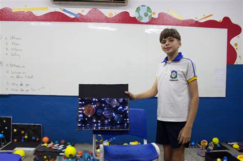 Estudantes do 5º ano apresentam maquetes do Sistema Solar Colégio