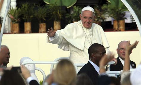 Aún estoy vivo dice el papa Francisco tras salir del hospital en