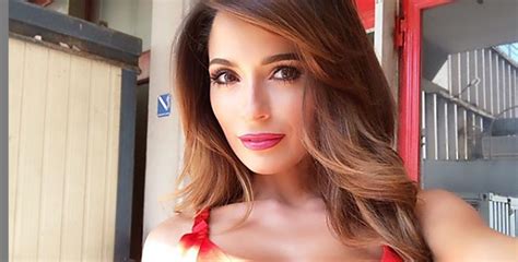 Alessia Macari Instagram Curve Da Urlo Strizzate Nel Micro Bikini Giallo Paradisiaca