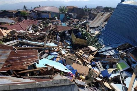 Indonesia Tsunami 2018 Death Toll From Quakes Tops 800 Mass Burials