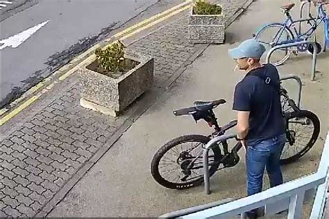 Watch Man Steals Bicycle In Broad Daylight In Under Seconds